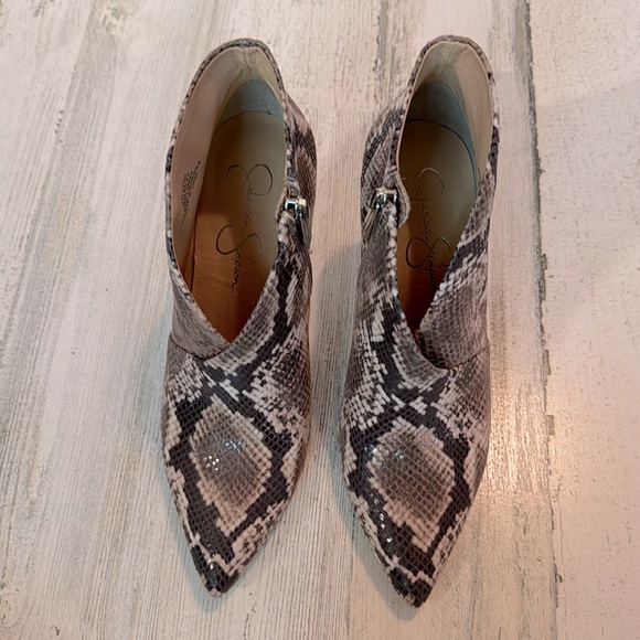 NWT Jessica Simpson Women's Layra Deep V Heeled Ankle Bootie 6.5 Snake Print - Picture 9 of 9
